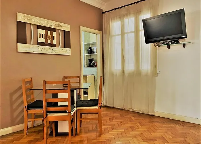Apartamento Com Dois Quartos Na Orla De Copacabana